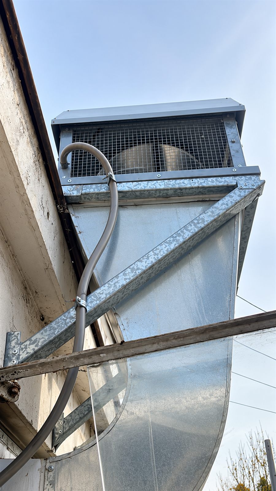 Extractor con rejilla y ducto galvanizado montado en altura