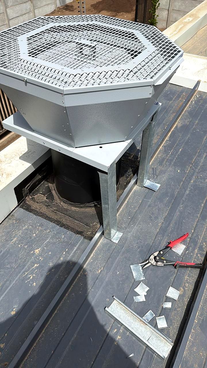 Extractor de techo con rejilla sobre base galvanizada