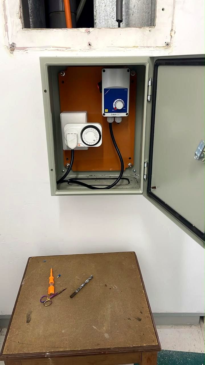 Tablero eléctrico con regulador de velocidad y programador horario